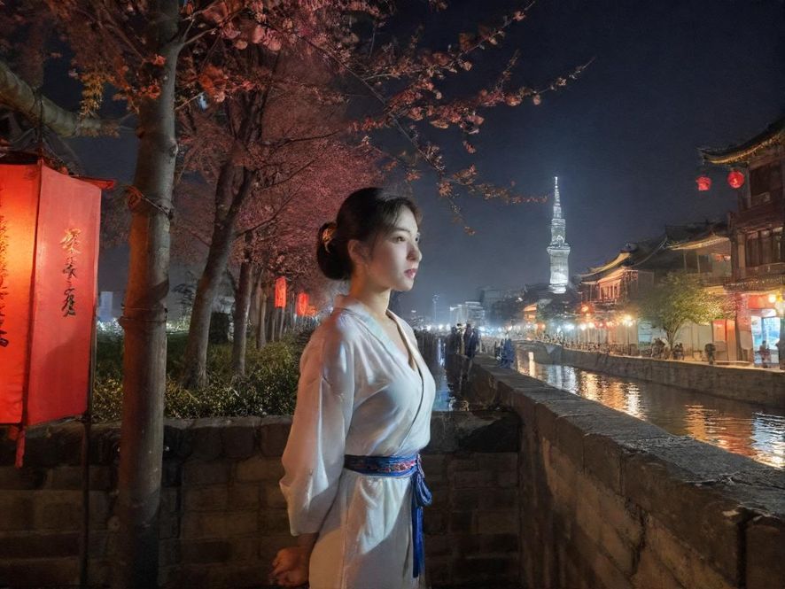 城市夜景中的桑拿会所入口