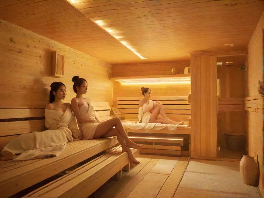 一间宽敞舒适的豪华桑拿房,灯光柔和,氛围宁静,是放松身心的理想之地。