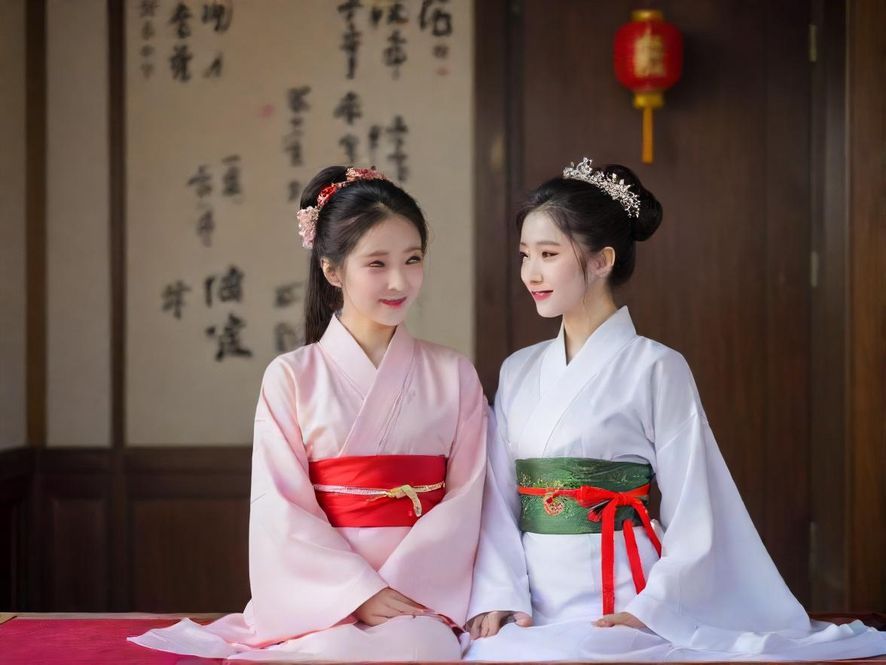 桑拿会所内舒适宽敞的休息区,灯光柔和,沙发舒适,提供放松的环境。