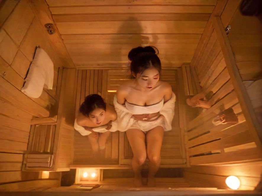 桑拿房内景展示舒适放松氛围