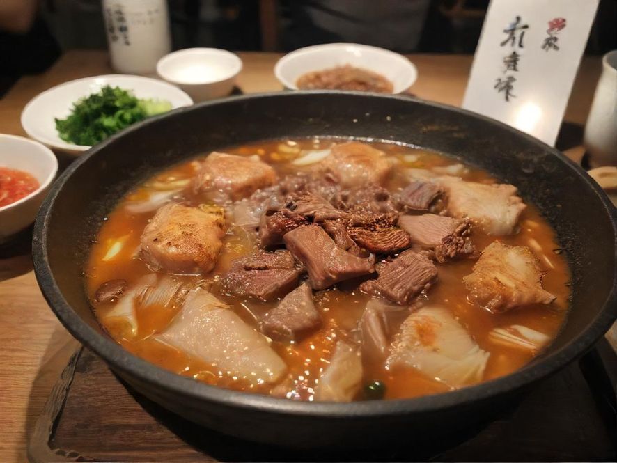 潮州夜市美食街景,从高处俯瞰,霓虹灯光璀璨,街头人来人往,充满烟火气