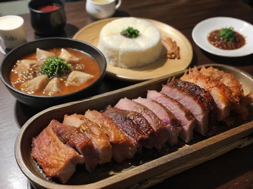 一位博主正在广州一家创意咖啡馆使用悦来香app进行美食探店