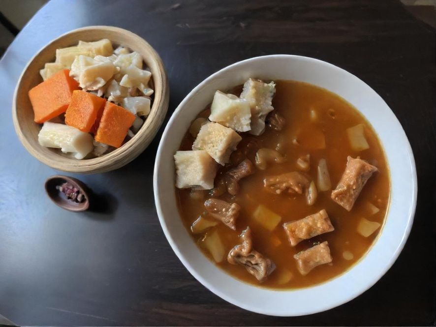 广州老城区的小巷子里,几个年轻人围坐在一张小桌旁,品尝着地道的小吃,脸上洋溢着开心的笑容。背景是充满历史感的砖墙和挂着灯笼的商铺,光线温暖而柔和。