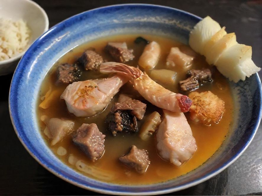 广州热闹的夜市街头,各种美食摊位灯火通明,人们穿梭其中品尝特色小吃,充满了浓郁的烟火气和生活气息。